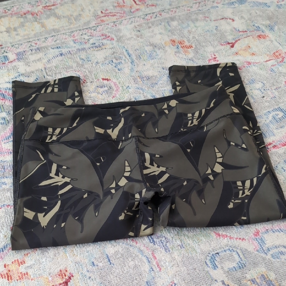 EUC Marika Sport Capri Leggings